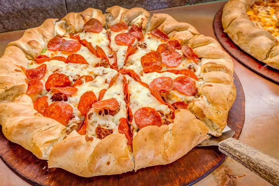 What First-Time Buyers Should Know About Colorado-Style Pizza in Idaho Springs
